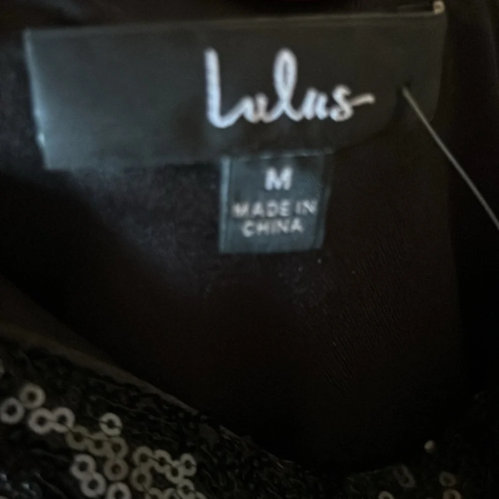 New with tags size M Lulus black sequined dress. One armed (right) w cutout - Picture 4 of 5